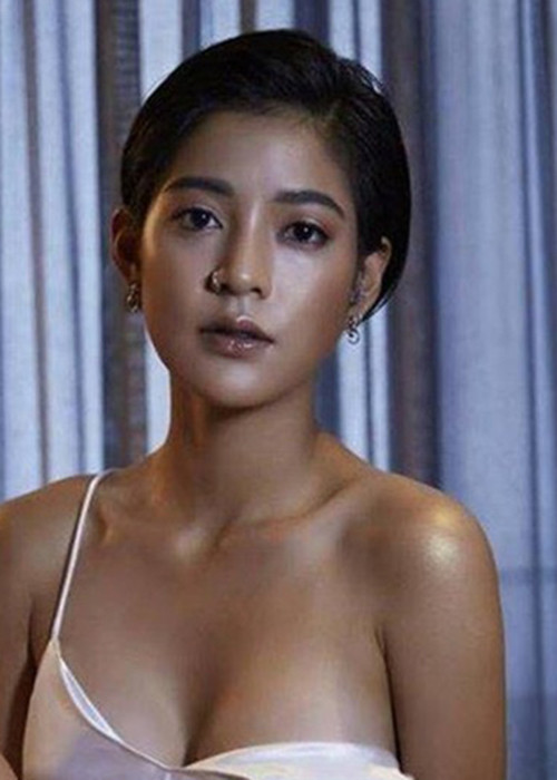 Những bộ ảnh nude của Apinya gây ra những ý kiến trái chiều.