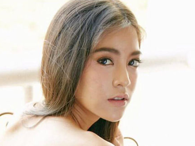 Apinya từng vướng bê bối quảng cáo mỹ phẩm không chất lượng và bị cảnh sát triệu tập khi livestream lộ bộ phận nhạy cảm của bạn trai Nuttawuth Boonrapsap.