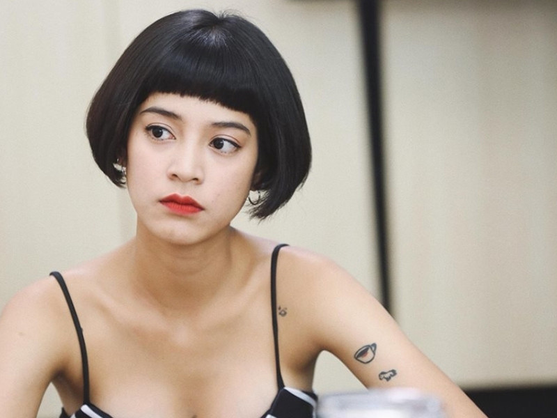 Sau khi sản phẩm âm nhạc mới của Hương Giang ra mắt, Apinya được khán giả Việt chú ý về ngoại hình.