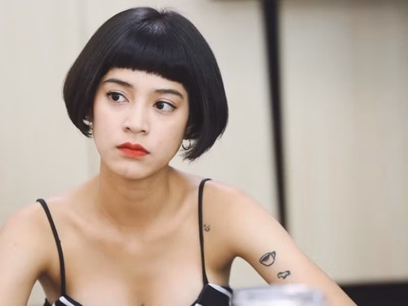 Sau khi sản phẩm âm nhạc mới của Hương Giang ra mắt, Apinya được khán giả Việt chú ý về ngoại hình.