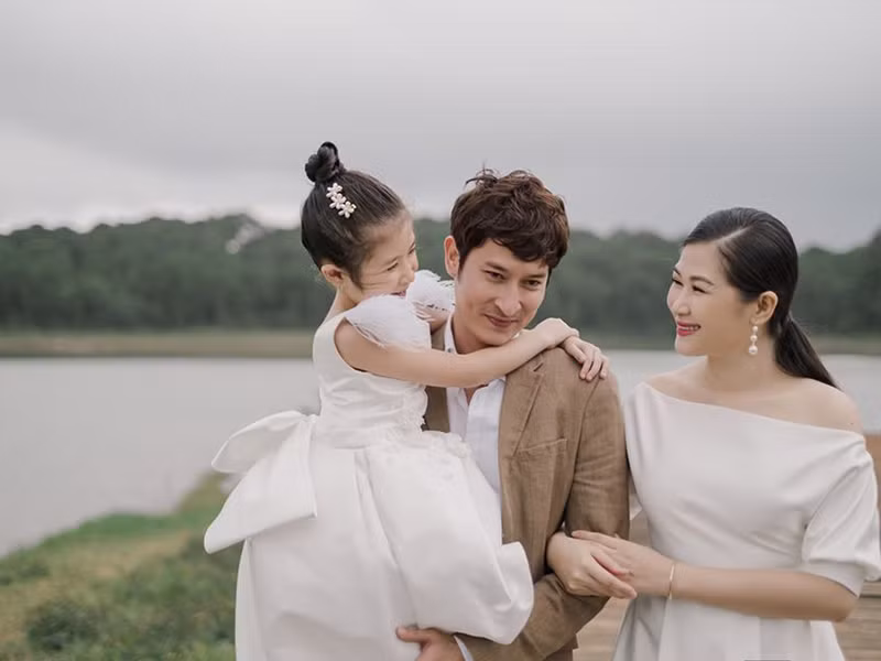 "Có lẽ vợ tôi hiểu và thông cảm cho tôi. Bởi tôi đã đổ vỡ một lần. Cô ấy không muốn làm tôi phải nhớ lại cảnh đám cưới", Huy Khánh nói.