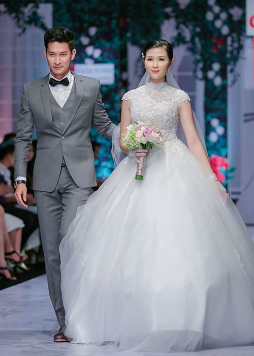 Trong cuộc phỏng vấn trên Vnexpress năm 2016, Huy Khánh cho biết, Mạc Anh Thư chưa bao giờ ép anh hay đòi hỏi để tổ chức đám cưới.