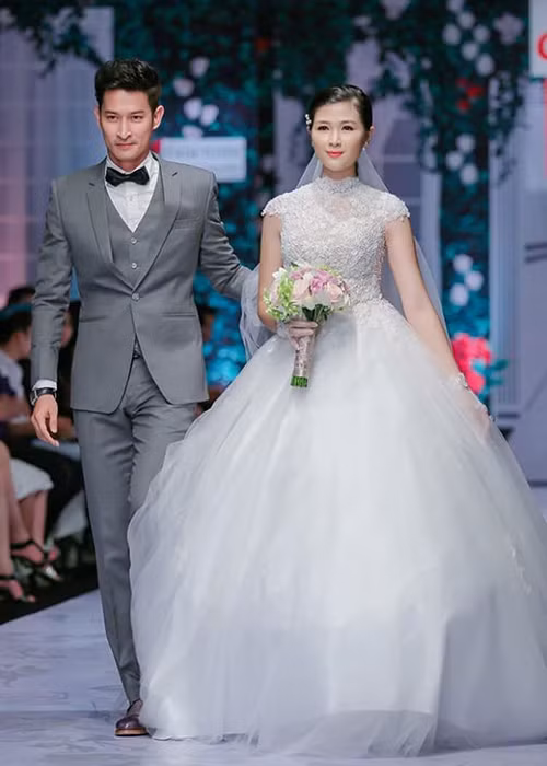 Trong cuộc phỏng vấn trên Vnexpress năm 2016, Huy Khánh cho biết, Mạc Anh Thư chưa bao giờ ép anh hay đòi hỏi để tổ chức đám cưới.