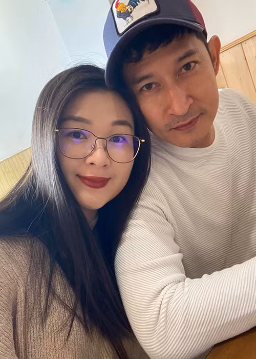 Vợ chồng Huy Khánh hiếm khi dành cho nhau lời ngôn tình hay những nụ hôn phô trương tình cảm. Thay vì đó, cả hai tận hưởng những điều bình dị bên nhau.