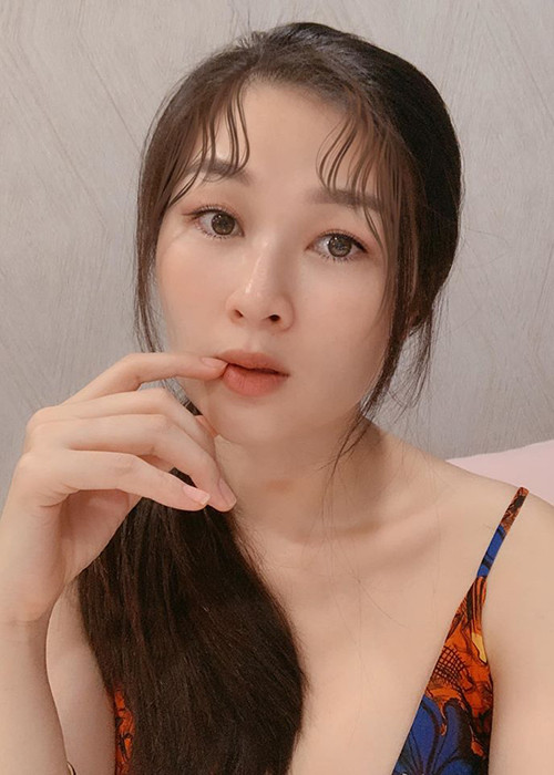 Bước sang tuổi 34, từng một lần sinh nở, bà xã của Huy Khánh vẫn trẻ trung, gợi cảm.