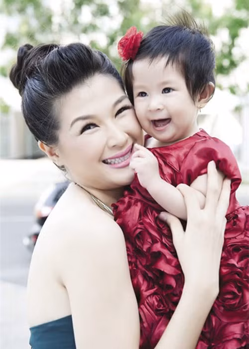 Giữa tháng 5/2012, Mạc Anh Thư hạ sinh con gái khi cô và Huy Khánh chưa làm đám cưới và mới chỉ đăng ký kết hôn. Ảnh: Mốt và cuộc sống