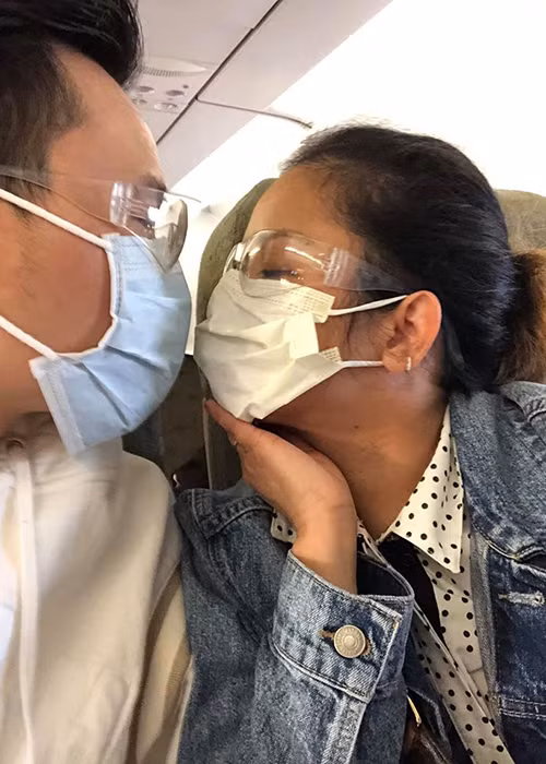 Trong các chuyến bay di chuyển ở Mỹ, vợ chồng Đình Bảo luôn đeo khẩu trang.