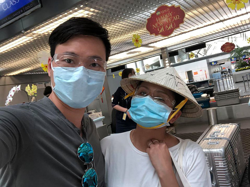 Cặp đôi tự cách ly vì muốn bảo vệ người thân và tránh lây lan dịch bệnh Corona.