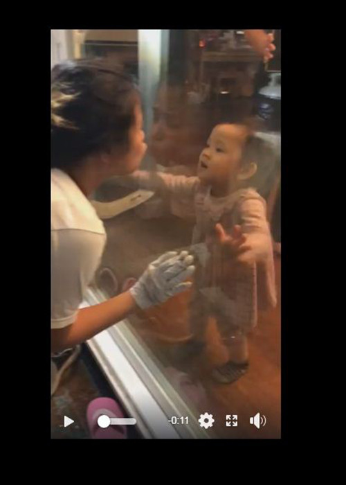 Nhiều người xúc động trước hình ảnh Đình Bảo giả vờ bón cơm cho con hay khoảnh khắc vợ nam ca sĩ hôn con qua cửa kính.