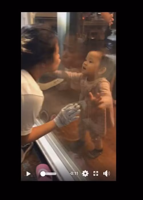 Nhiều người xúc động trước hình ảnh Đình Bảo giả vờ bón cơm cho con hay khoảnh khắc vợ nam ca sĩ hôn con qua cửa kính.