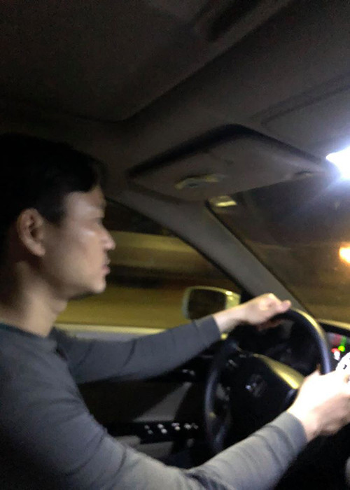 Đình Bảo cho biết, vợ chồng anh không phải cách ly nhưng cả hai tự nguyện không tiếp xúc trực tiếp với bất kì ai.