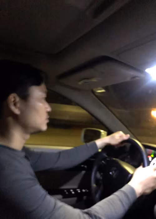 Đình Bảo cho biết, vợ chồng anh không phải cách ly nhưng cả hai tự nguyện không tiếp xúc trực tiếp với bất kì ai.