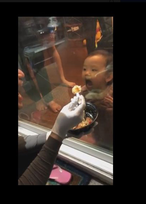 Mới đây, quận Cam tuyên bố tình trạng khẩn cấp vì dịch Covid-19. Để đảm bảo an toàn cho gia đình, vợ chồng Đình Bảo tự giác cách ly khi về đến quận Cam. Trước khi cách ly hoàn toàn, nam ca sĩ cùng vợ ghé thăm con gái đang ở cùng ông bà nội. Qua cửa kính, Đình Bảo giả vờ bón cơm cho con.