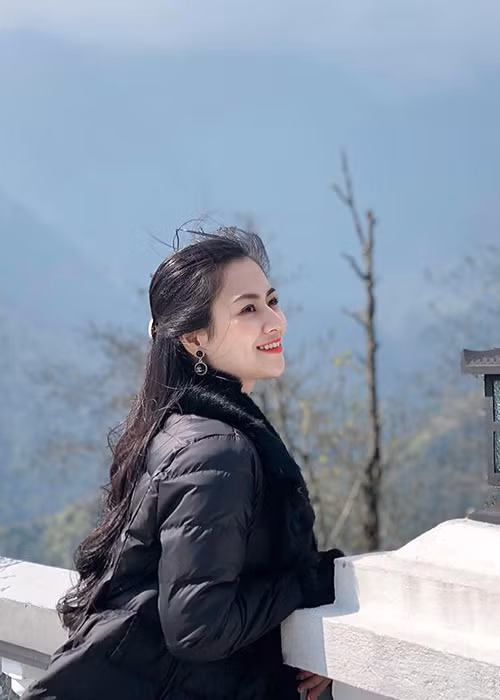 Việt Hoa gây ấn tượng với gương mặt xinh đẹp, đậm chất Á Đông.