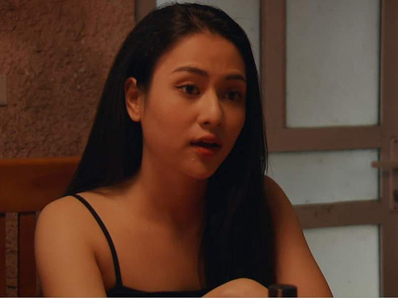 Đào làm nghề cắt tóc, gội đầu, thường xuyên xuất hiện với vẻ ngoài gợi cảm, sành điệu. Ảnh: Thế giới trẻ