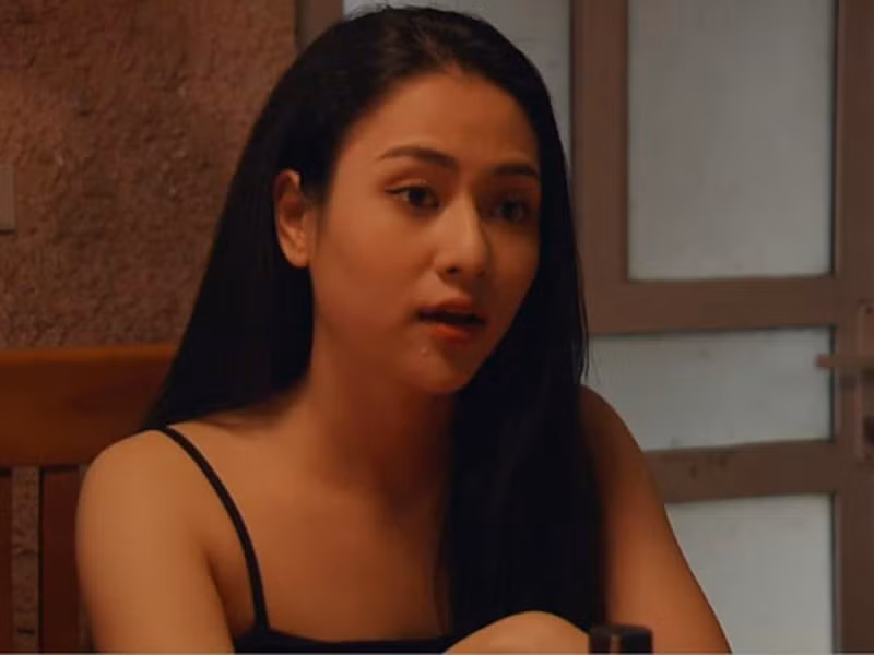 Đào làm nghề cắt tóc, gội đầu, thường xuyên xuất hiện với vẻ ngoài gợi cảm, sành điệu. Ảnh: Thế giới trẻ