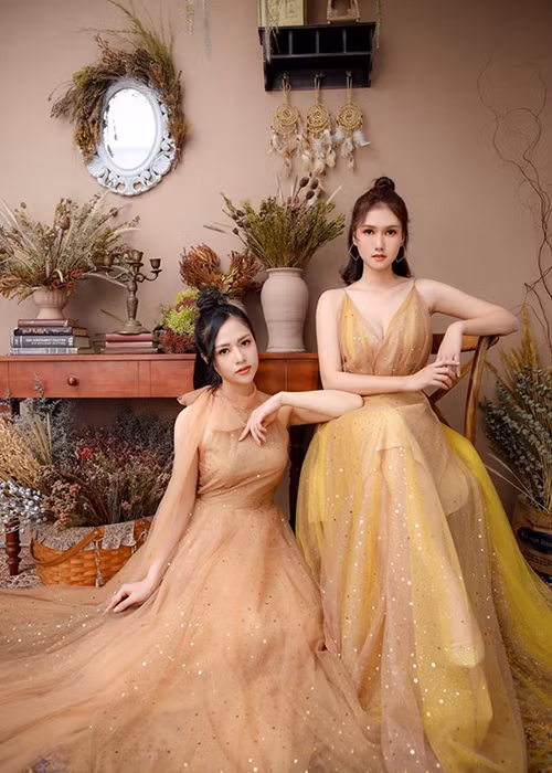 Việt Hoa khá thân thiết với Hương Giang - nữ diễn viên đóng vai Mận trong "Cô gái nhà người ta".