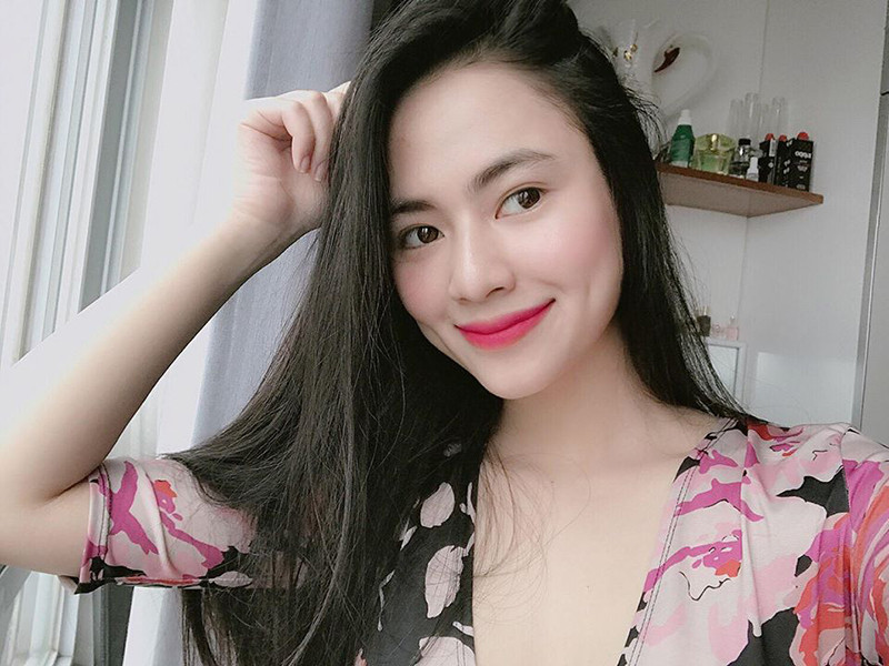 Việt Hoa sinh năm 1996 tại Yên Bái, tốt nghiệp lớp Diễn viên kịch, điện ảnh của trường Đại học Sân khấu Điện ảnh Hà Nội.