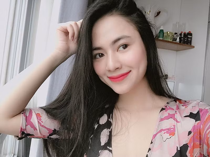 Việt Hoa sinh năm 1996 tại Yên Bái, tốt nghiệp lớp Diễn viên kịch, điện ảnh của trường Đại học Sân khấu Điện ảnh Hà Nội.