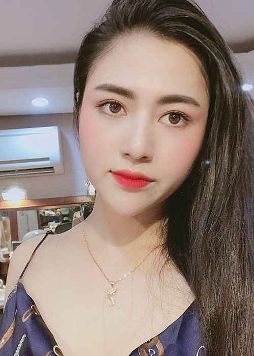 Cô hiện là một trong những diễn viên của Nhà hát Kịch Hà Nội.