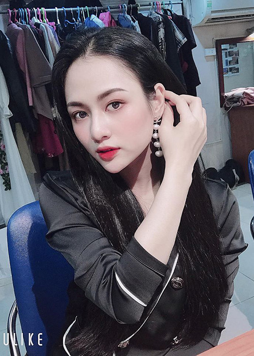 Việt Hoa xinh đẹp, gợi cảm không kém cạnh các nữ diễn viên khác trong phim "Cô gái nhà người ta" như Phương Oanh, Hương Giang.