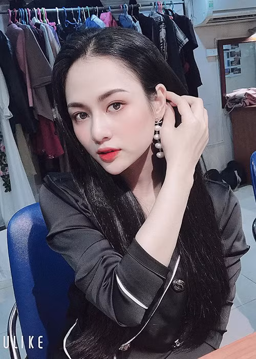 Việt Hoa xinh đẹp, gợi cảm không kém cạnh các nữ diễn viên khác trong phim "Cô gái nhà người ta" như Phương Oanh, Hương Giang.