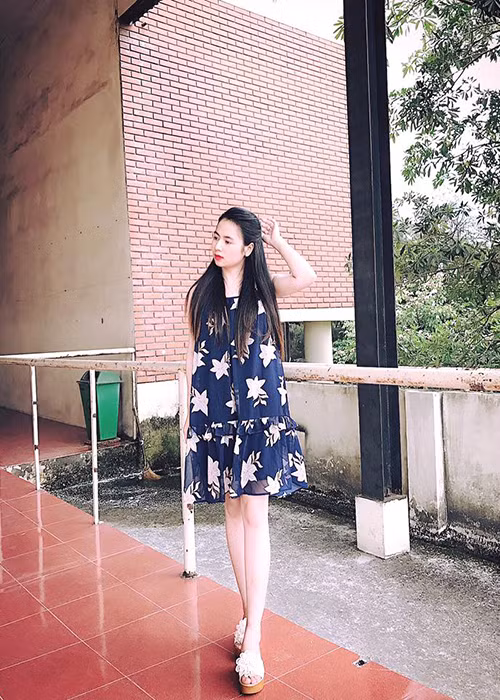 Nhan sắc và gu thời trang đời thường của Việt Hoa được nhiều khán giả chú ý.