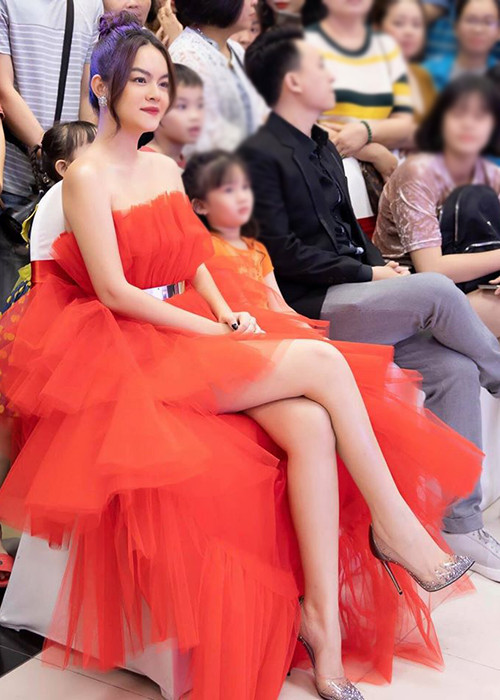 Hậu ly hôn, Phạm Quỳnh Anh "lột xác" sang hình tượng gợi cảm khiến nhiều người ngỡ ngàng.