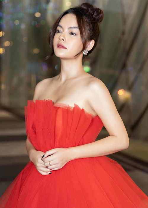 Nữ ca sĩ nhận được những lời khen ngợi về vóc dáng dẫu từng qua 2 lần sinh nở.