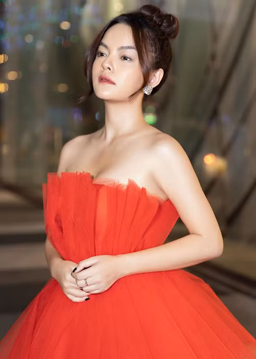 Nữ ca sĩ nhận được những lời khen ngợi về vóc dáng dẫu từng qua 2 lần sinh nở.