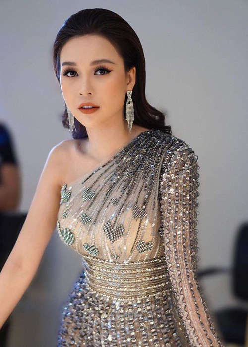 Sam từng vướng tin đồn phim giả tình thật với Trường Giang. Về nghi vấn này, cô một mực phủ nhận.