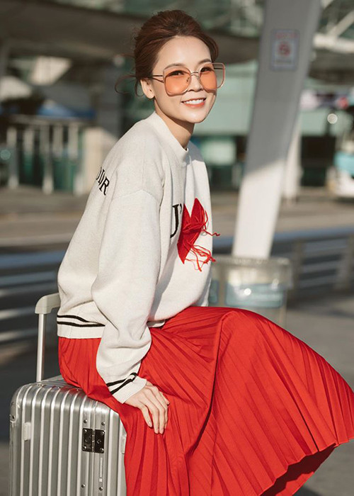 Hot girl sinh năm 1990 khá thân thiết với Ngô Kiến Huy nên cả hai bị đồn hẹn hò. Trước tin đồn này, Sam cho biết, cô không thể nói trước điều gì trong thời điểm hiện tại.