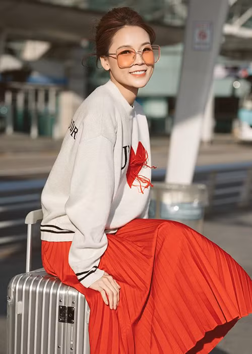 Hot girl sinh năm 1990 khá thân thiết với Ngô Kiến Huy nên cả hai bị đồn hẹn hò. Trước tin đồn này, Sam cho biết, cô không thể nói trước điều gì trong thời điểm hiện tại.