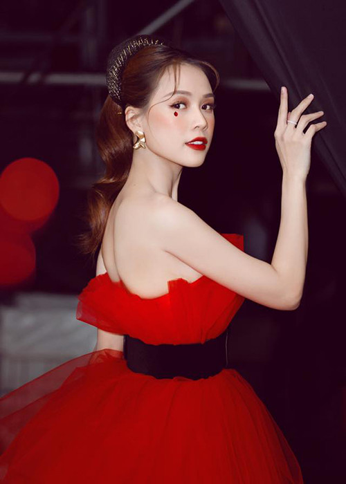 Sam tên thật là Nguyễn Hà My, sinh năm 1990, là một trong những hot girl thuộc thế hệ đời đầu của showbiz Việt.