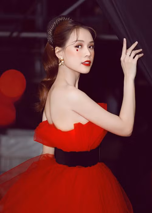 Sam tên thật là Nguyễn Hà My, sinh năm 1990, là một trong những hot girl thuộc thế hệ đời đầu của showbiz Việt.