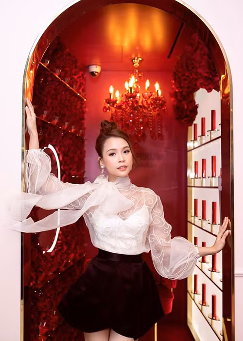 Hot girl đời đầu của showbiz Việt hiện sở hữu khối tài sản "khủng".