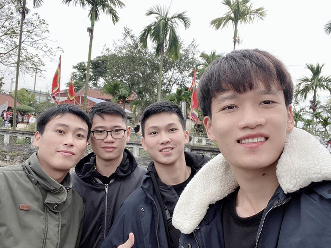 Cầu thủ Nguyễn Hoàng Đức đăng story di chuyển trên đường với dòng chú thích "Đi thôi". Trước đó một ngày, anh đăng ảnh cùng bạn bè đi lễ chùa ở Đền Bia (Hải Dương) vào mùng 3 Tết Canh Tý.