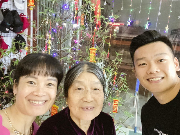 Trên story cá nhân, Nguyễn Thành Chung check-in hình ảnh tự mình lái xe từ quê nhà lên thủ đô Hà Nội để quay trở lại tập luyện cùng các đồng đội. Ngày mùng 1 Tết, giống với nhiều cầu thủ khác, Thành Chung dành nhiều thời gian bên gia đình và người thân. Khoảnh khắc tình cảm của hậu vệ người Tuyên Quang chụp bên bà và mẹ nhận nhiều lời chúc từ dân mạng.