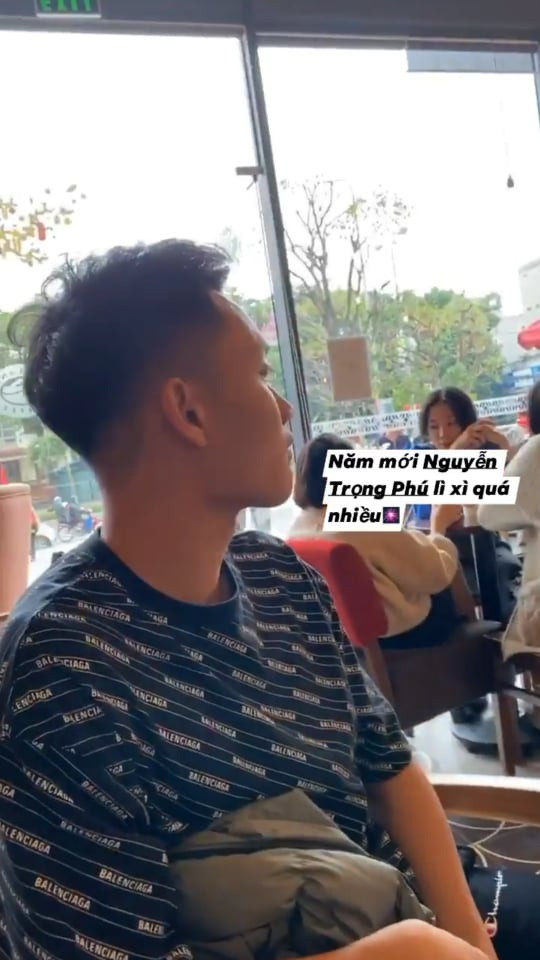 Nhiều cầu thủ vẫn tranh thủ tận hưởng kỳ nghỉ Tết. Cầu thủ Lê Xuân Tú khoe được bạn bè lì xì lấy lộc đầu năm. Tiền đạo sinh năm 1999 là một trong những cầu thủ "gây thương nhớ" cho hội fan nữ bởi gương mặt điển trai. Xuân Tú cao 1,80 m, được nhận xét mang vẻ đẹp trai kiểu Hàn Quốc với đôi mắt một mí, mày rậm cùng nụ cười duyên khoe răng khểnh.