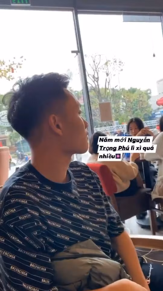 Nhiều cầu thủ vẫn tranh thủ tận hưởng kỳ nghỉ Tết. Cầu thủ Lê Xuân Tú khoe được bạn bè lì xì lấy lộc đầu năm. Tiền đạo sinh năm 1999 là một trong những cầu thủ "gây thương nhớ" cho hội fan nữ bởi gương mặt điển trai. Xuân Tú cao 1,80 m, được nhận xét mang vẻ đẹp trai kiểu Hàn Quốc với đôi mắt một mí, mày rậm cùng nụ cười duyên khoe răng khểnh.