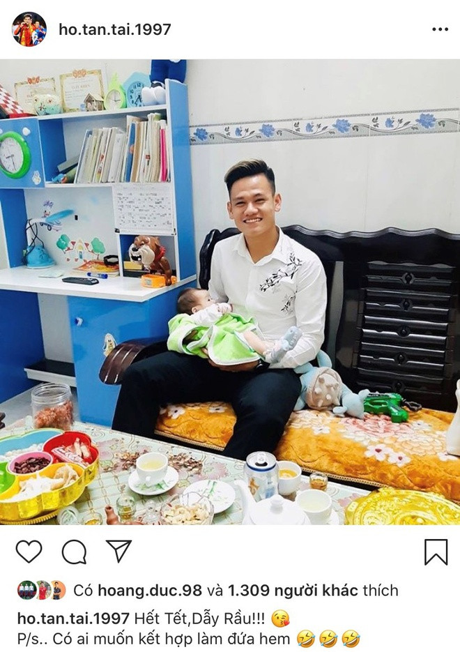 Hồ Tấn Tài thể hiện tâm trạng tiếc nuối khi kỳ nghỉ Tết đã trôi qua. Anh khoe ảnh bế một em bé trong trang phục sơ mi trắng, quần âu cùng nụ cười tươi rạng rỡ. “Có ai muốn kết hợp làm đứa không?”, hậu vệ của CLB Becamex Bình Dương “thả thính”.