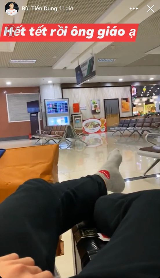 Trên story cá nhân, Bùi Tiến Dụng đăng tải ảnh check-in sân bay một mình vào đêm muộn. "Hết Tết rồi ông giáo ạ", cầu thủ sinh năm 1998 hài hước viết. Dịp Tết Canh Tý, anh em cầu thủ Bùi Tiến Dũng - Bùi Tiến Dụng đồng loạt khoe ảnh đi chơi suối cá thần và leo núi Trường Sinh ở huyện Cẩm Thủy, Thanh Hóa cùng gia đình. Đây là mùa xuân đầu tiên Tiến Dụng lên chức bố. Bạn gái Mai Thùy Trinh của tiền vệ SHB Đà Nẵng sinh bé Nhím (tên thật Bùi Tiến Duy) vào tháng 7 năm ngoái.