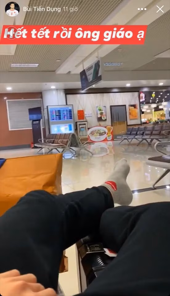 Trên story cá nhân, Bùi Tiến Dụng đăng tải ảnh check-in sân bay một mình vào đêm muộn. "Hết Tết rồi ông giáo ạ", cầu thủ sinh năm 1998 hài hước viết. Dịp Tết Canh Tý, anh em cầu thủ Bùi Tiến Dũng - Bùi Tiến Dụng đồng loạt khoe ảnh đi chơi suối cá thần và leo núi Trường Sinh ở huyện Cẩm Thủy, Thanh Hóa cùng gia đình. Đây là mùa xuân đầu tiên Tiến Dụng lên chức bố. Bạn gái Mai Thùy Trinh của tiền vệ SHB Đà Nẵng sinh bé Nhím (tên thật Bùi Tiến Duy) vào tháng 7 năm ngoái.