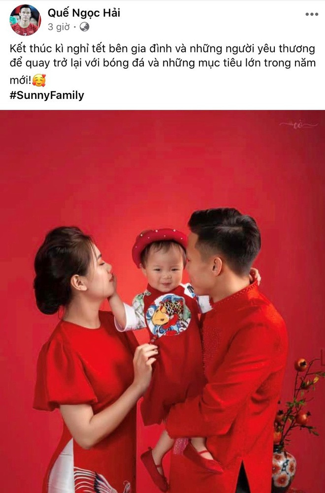 Kỳ nghỉ Tết Canh Tý 2020 đã chính thức kết thúc với nhiều cầu thủ bóng đá. “Kết thúc kỳ nghỉ Tết bên gia đình và những người yêu thương để quay trở lại với bóng đá và những mục tiêu lớn trong năm mới”, trung vệ Quế Ngọc Hải viết trên trang cá nhân, đăng kèm với hình ảnh chụp cùng vợ và con gái. Trước đó một ngày, Quế Ngọc Hải khoe ảnh cùng vợ con du xuân, chúc Tết vào ngày mùng 3 Tết. Bộ ảnh của gia đình Sunny trong trang phục áo dài đỏ truyền thống được cộng đồng mạng dành nhiều lời khen.