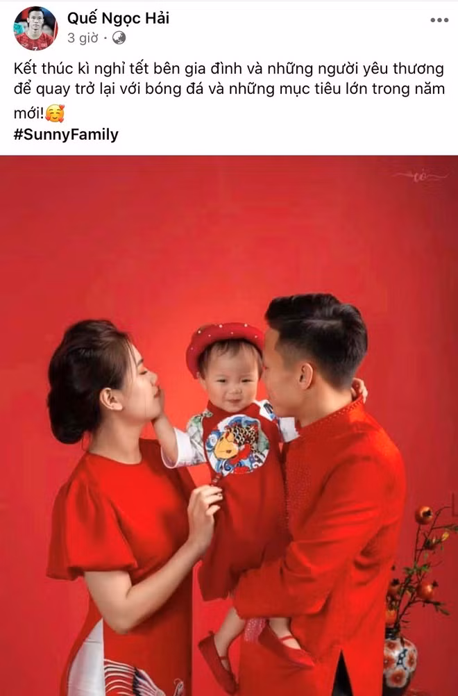 Kỳ nghỉ Tết Canh Tý 2020 đã chính thức kết thúc với nhiều cầu thủ bóng đá. “Kết thúc kỳ nghỉ Tết bên gia đình và những người yêu thương để quay trở lại với bóng đá và những mục tiêu lớn trong năm mới”, trung vệ Quế Ngọc Hải viết trên trang cá nhân, đăng kèm với hình ảnh chụp cùng vợ và con gái. Trước đó một ngày, Quế Ngọc Hải khoe ảnh cùng vợ con du xuân, chúc Tết vào ngày mùng 3 Tết. Bộ ảnh của gia đình Sunny trong trang phục áo dài đỏ truyền thống được cộng đồng mạng dành nhiều lời khen.