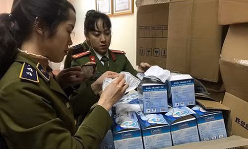 Ha Noi: Phat hien 2 vu gom hon 77.000 khau trang y te de ban kiem loi