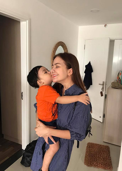 Ái Châu từng tạm ngưng đóng phim để chăm lo cho con trai nhỏ.