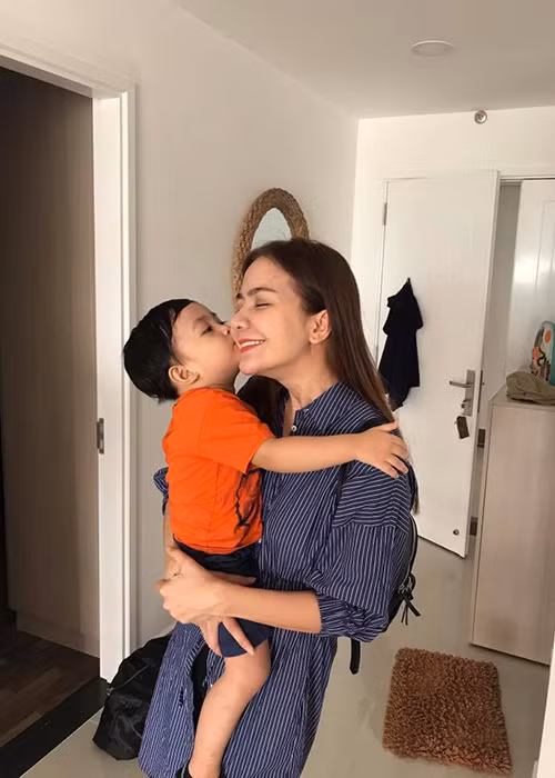 Ái Châu từng tạm ngưng đóng phim để chăm lo cho con trai nhỏ.