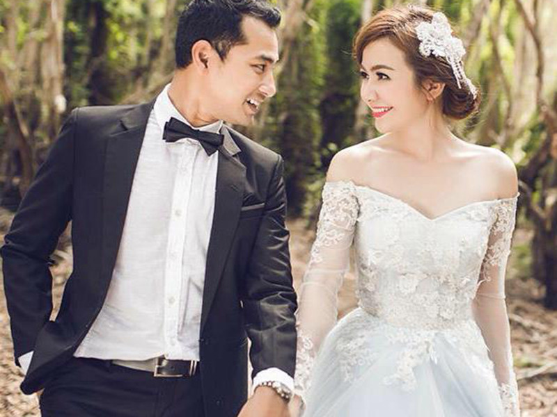 Lễ đính hôn của cặp đôi diễn ra vào tháng 11/2014. Tiếp đó, tháng 1/2015, Ái Châu và Huỳnh Đông tổ chức đám cưới.