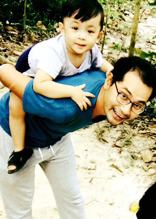 Huỳnh Đông chia sẻ, khi ở nhà thì công việc chính của anh là chơi với con, giành việc tắm cho con, giặt giũ, đi chợ cho vợ nấu cơm.